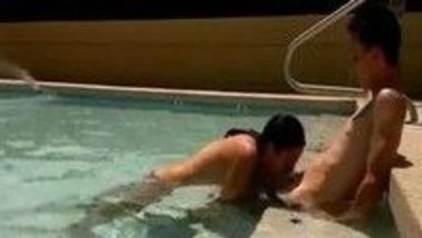 Aasam desi girl sucks Lund of NRI in swimming pool